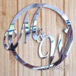 Lustrzane koło z inicjałami M&W