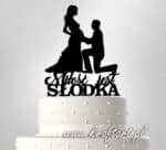 topper na tort z kobietą w ciąży i napisem „Miłość jest słodka”
